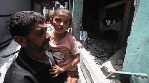 Vogëlushja palestineze shpëton e gjallë në mesin e zjarrit në shkollën që sulmoi Izraeli