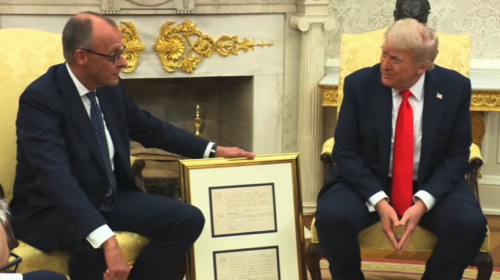 Merz i jep Trumpit certifikatën e lindjes së gjyshit të tij në Shtëpinë e Bardhë