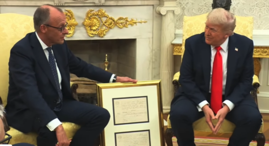 Merz i jep Trumpit certifikatën e lindjes së gjyshit të tij në Shtëpinë e Bardhë