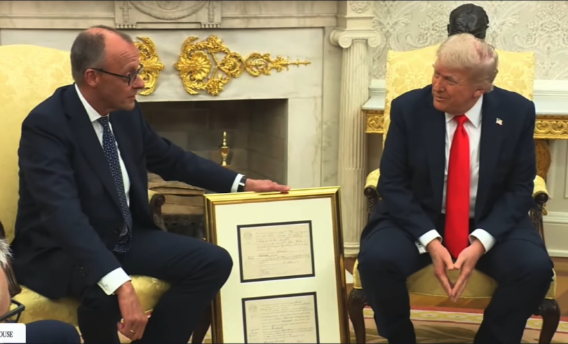 Merz i jep Trumpit certifikatën e lindjes së gjyshit të tij në Shtëpinë e Bardhë
