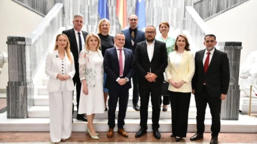 Takimi i anëtarëve të KÇE-së me ambasadorin e Francës: Shkëmbimi i mendimeve mbi përshpejtimin e integrimit evropian të Maqedonisë së Veriut