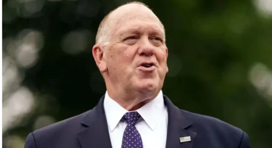 Shefi i kufirit të Trump paralajmëron zyrtarët e Kalifornisë, Homan: Nëse fshihni emigrantët ilegalë mund të arrestoheni