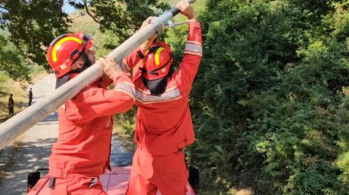 “Lufta” me flakët në Shqipëri, 58 vatra zjarri në 24 orët e fundit