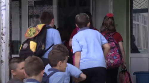 (VIDEO) Shkollat në RMV po zbrazen, për shtatë vjet 17 000 nxënës dhe 5 000 studentë më pak