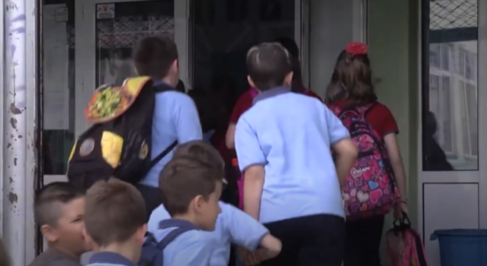 (VIDEO) Shkollat në RMV po zbrazen, për shtatë vjet 17 000 nxënës dhe 5 000 studentë më pak