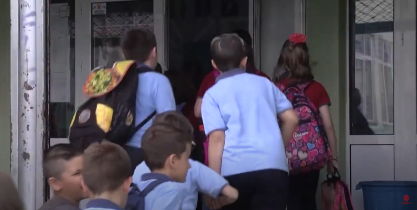 (VIDEO) Shkollat në RMV po zbrazen, për shtatë vjet 17 000 nxënës dhe 5 000 studentë më pak