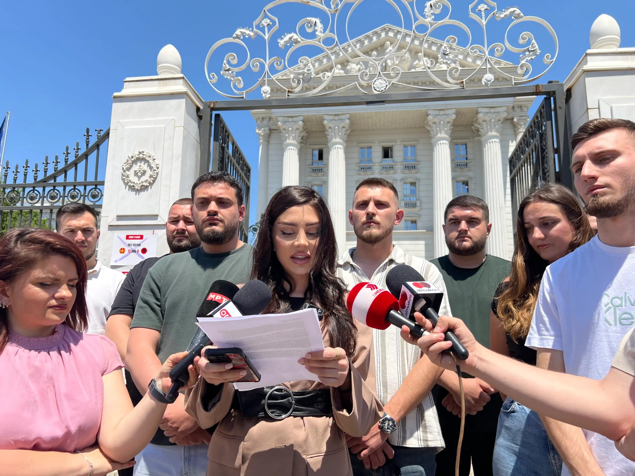 (VIDEO) Të rinjtë “e Taravarit”: Punësohen 205 madedonas dhe 2 shqiptarë