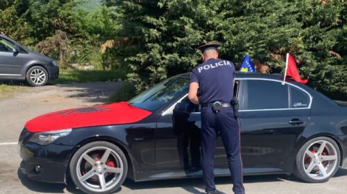 Bllatë: Policia me Ambasadën e Shqipërisë në Shkup shpërndajnë ujë për udhëtarët