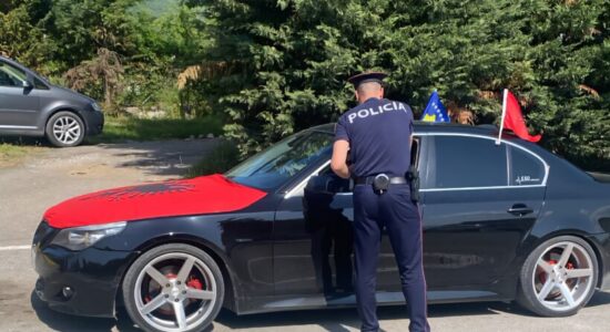 Bllatë: Policia me Ambasadën e Shqipërisë në Shkup shpërndajnë ujë për udhëtarët