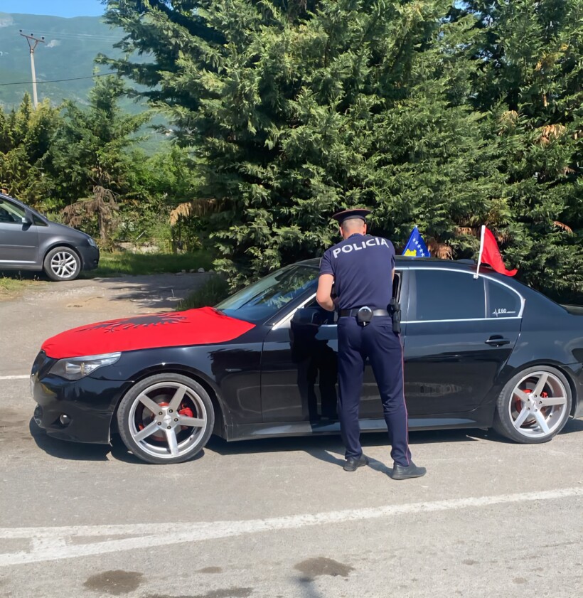 Bllatë: Policia me Ambasadën e Shqipërisë në Shkup shpërndajnë ujë për udhëtarët