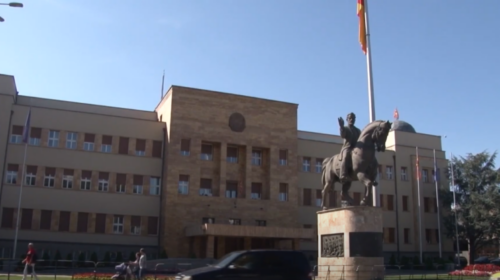 (VIDEO) Hapësira rreth Kuvendit zonë sigurie, ndalohen ndërtimet dhe protestat