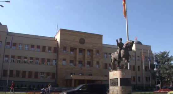 (VIDEO) Hapësira rreth Kuvendit zonë sigurie, ndalohen ndërtimet dhe protestat