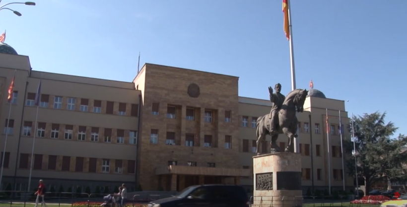 (VIDEO) Hapësira rreth Kuvendit zonë sigurie, ndalohen ndërtimet dhe protestat