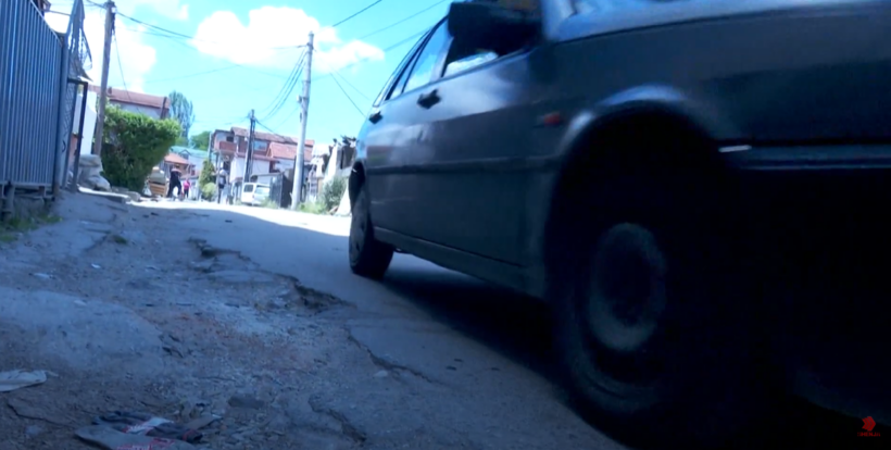 (VIDEO) Rruga e “shkatërruar” në Tophanë, Ganiu: Këtë vit parashihet rikonstruimi i plotë!