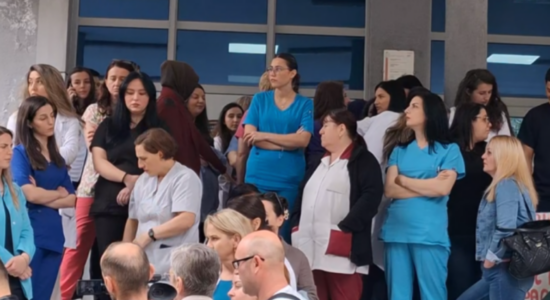 Infermieret dhe personeli teknik sërish në protesta në Spitalin e Tetovës, thonë se tre muaj nuk kanë marrë paga