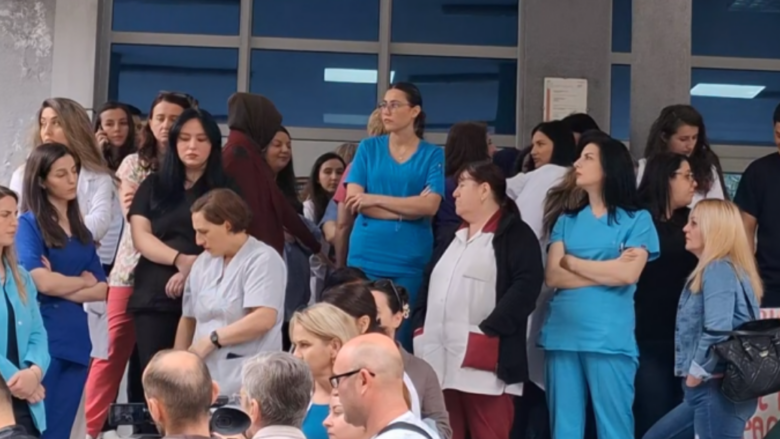 Infermieret dhe personeli teknik sërish në protesta në Spitalin e Tetovës, thonë se tre muaj nuk kanë marrë paga