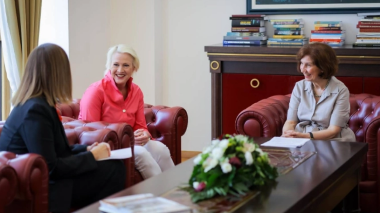 Siljanovska-Davkova priti në takim lamtumirës Xheri Dibl, përfaqësuesen e USAID-it në RMV