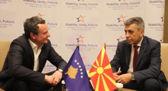 Albin Kurti në Shkup, mirëpritet nga Izet Mexhiti