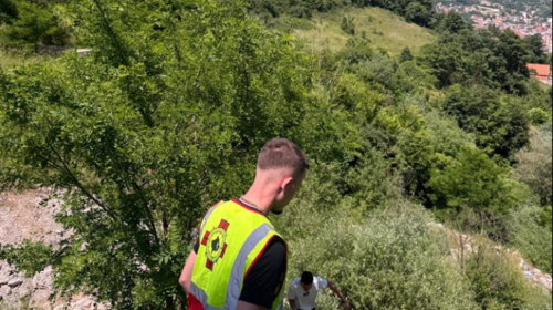 Tërhiqet trupi i të riut që ra nga ura pas vetaksidentit në autostradën “Arbën Xhaferi”