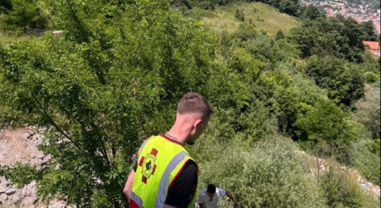 Tërhiqet trupi i të riut që ra nga ura pas vetaksidentit në autostradën “Arbën Xhaferi”