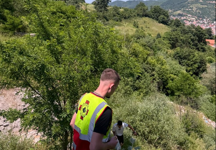Tërhiqet trupi i të riut që ra nga ura pas vetaksidentit në autostradën “Arbën Xhaferi”