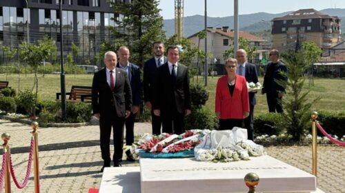 Kurti bëri homazhe te varri i Ibrahim Rugovës: Kontribuues i madh i unitetit të popullit