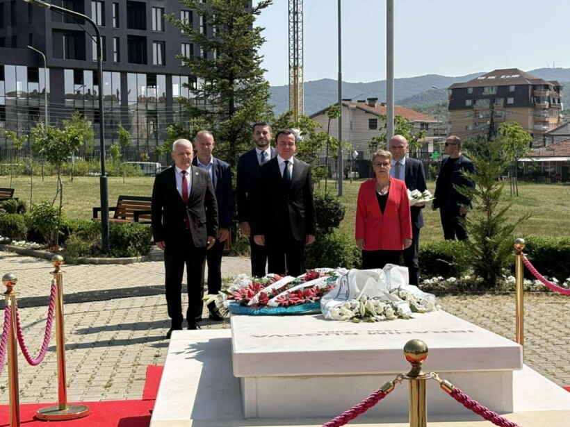 Kurti bëri homazhe te varri i Ibrahim Rugovës: Kontribuues i madh i unitetit të popullit