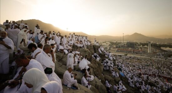 Mbi 2 milionë haxhinjë mblidhen në malin Arafat