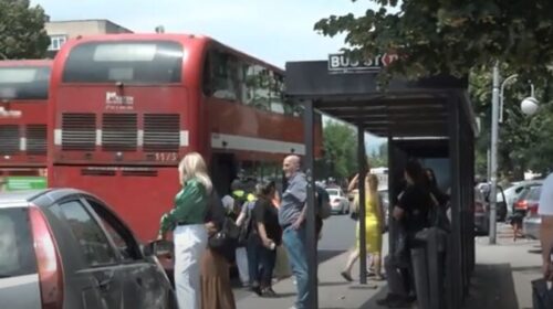 (VIDEO) Rikthehet kaosi në stacionet e autobusëve
