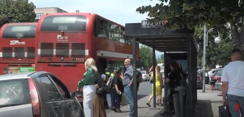 (VIDEO) Rikthehet kaosi në stacionet e autobusëve