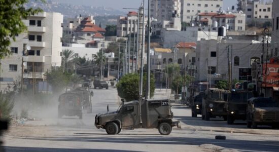 Izraelitët që uzurpojnë tokat palestineze djegin pikën e “sigurisë” izraelite në Bregun Perëndimor