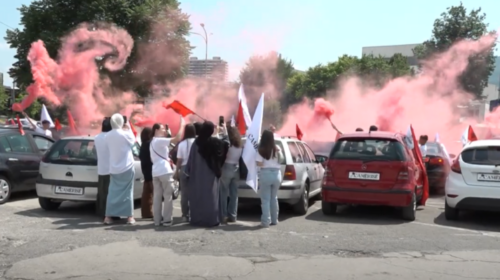 (VIDEO) “Trëndafili i Çamërisë” në Shkup, karvan me vetura u zbukurua me simbole çame dhe kombëtare