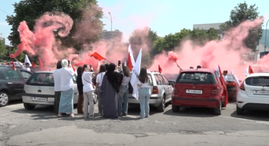 (VIDEO) “Trëndafili i Çamërisë” në Shkup, karvan me vetura u zbukurua me simbole çame dhe kombëtare