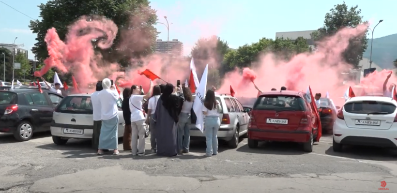 (VIDEO) “Trëndafili i Çamërisë” në Shkup, karvan me vetura u zbukurua me simbole çame dhe kombëtare