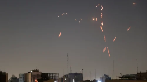 Izraeli vazhdon sulmet nëpër Iran, ndërsa Teherani premton përgjigje shkatërruese brenda orësh
