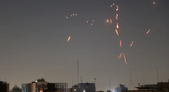 Izraeli vazhdon sulmet nëpër Iran, ndërsa Teherani premton përgjigje shkatërruese brenda orësh