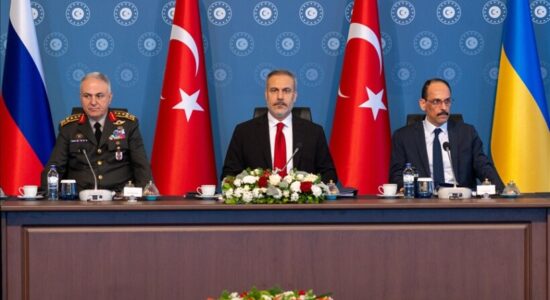 Kryediplomati turk: Turqia është e gatshme të ndërmarrë çdo hap për të lehtësuar bisedimet e paqes Rusi-Ukrainë