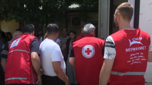 (VIDEO) Aksion humanitar i Gjysmë Hënës së Kuqe, Merhametit dhe Kryqit të Kuq