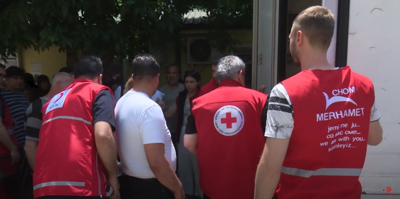 (VIDEO) Aksion humanitar i Gjysmë Hënës së Kuqe, Merhametit dhe Kryqit të Kuq