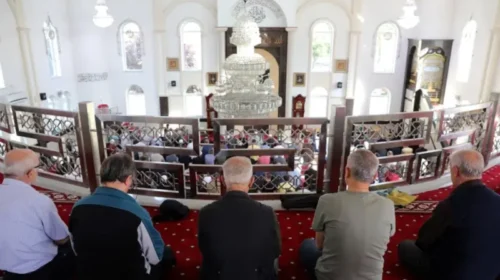 (VIDEO) Besimtarët mbushin xhamitë, Bajrami fisnikëron shpirtin!