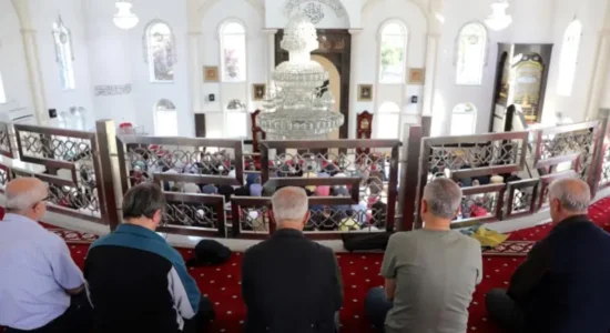 (VIDEO) Besimtarët mbushin xhamitë, Bajrami fisnikëron shpirtin!