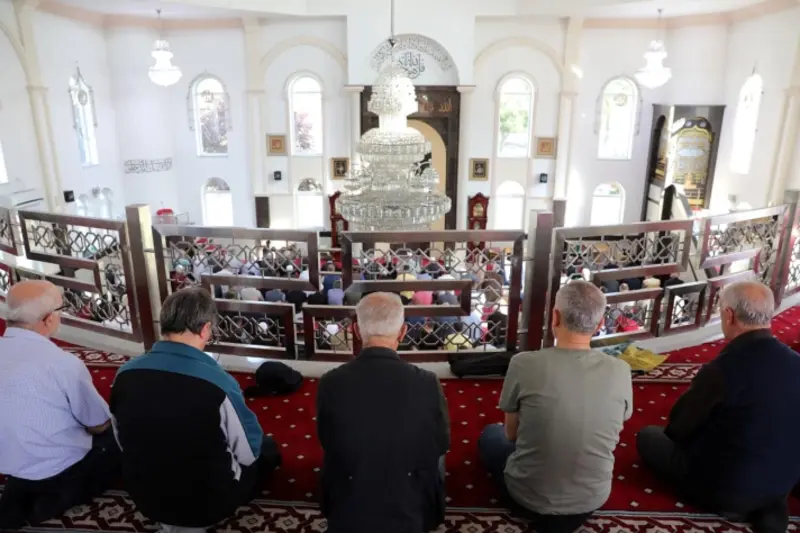 (VIDEO) Besimtarët mbushin xhamitë, Bajrami fisnikëron shpirtin!
