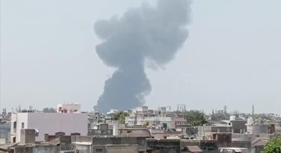 Indi, një avion me shumë pasagjerë rrëzohet në qytetin Ahmedabad