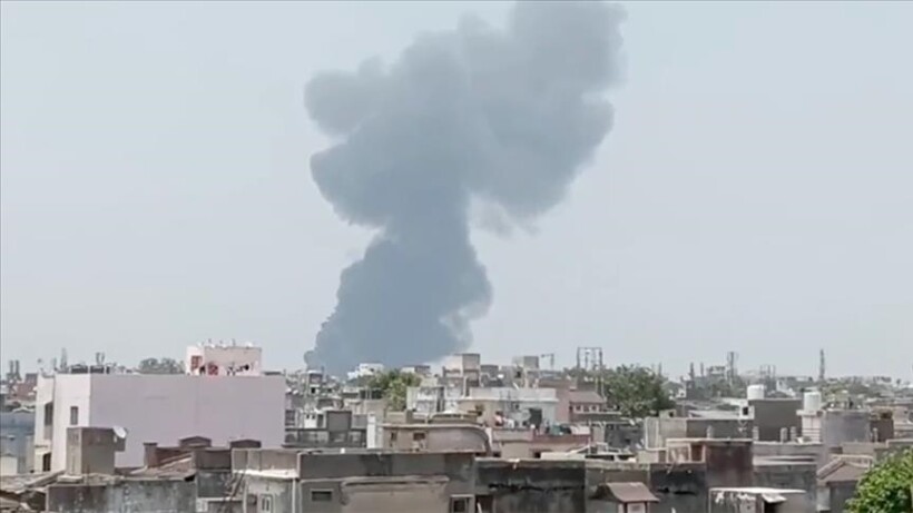 Indi, një avion me shumë pasagjerë rrëzohet në qytetin Ahmedabad