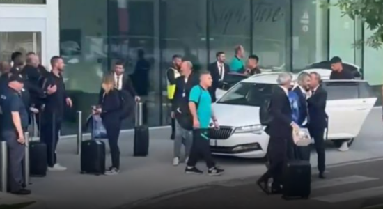 Humbja turpëruese e Interit, vetëm një tifoz pret skuadrën zikaltër në aeroport: Jam idiot