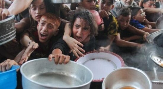 Izraeli bllokon ndihmat humanitare, rëndohet situata në Gaza, mijëra njerëz vuajnë nga uria