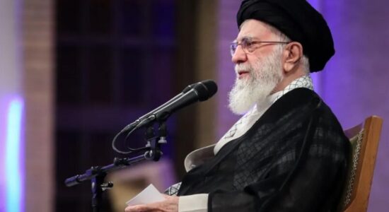 Khamenei zgjedh 3 pasardhësit e mundshëm nëse e vrasin, lë jashtë listës djalin