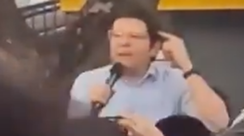 Kandidati për president në Kolumbi, plagoset rëndë gjatë mitingut (VIDEO)