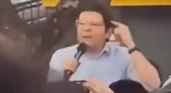 Kandidati për president në Kolumbi, plagoset rëndë gjatë mitingut (VIDEO)