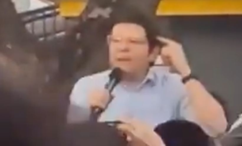 Kandidati për president në Kolumbi, plagoset rëndë gjatë mitingut (VIDEO)